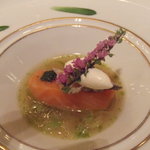 ガストロノミー ジョエル・ロブション - スコットランド産ソーモン　ゆっくりと低温コンフィにし、新ショウガのナージュに浮かべ　スモークしたクリームとオゼイユオイルを添えて