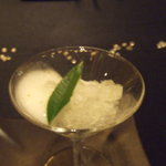 ガストロノミー ジョエル・ロブション - 青ゆずのグラニテ　カシャーサの香りを添えて、カイピリーニャ風に