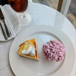 cafe satsuki - 国産レモンのチーズケーキ650円、紫陽花のタルトレット685円、ラムコーヒー(アイス)780円✨️マーブル(大理石調)のテーブルも素敵♡