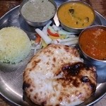 グルガオン - ランチ　3色カレー チーズクルチャにチェンジ