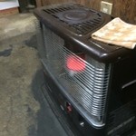 福栄食堂 - 3月、寒い日はストーブ活躍中