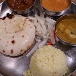 グルガオン - ランチ　3色カレー チーズクルチャにチェンジ