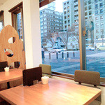 ゴマクロ サロン - 店内からは御池通りの都会の光景。
