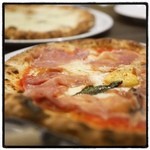 Trattoria&Pizzeria LOGIC - ピッツァビスマルクとクワトロフォルマッジ。
                        夜景が綺麗。平日は空いてる。
                        味は普通。