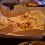 カトマンドゥカリーPUJA - プレーンナン、このサイズのナンがランチだと食べ放題です