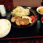 あじくらや - チャーシュー目玉焼き定食 550円