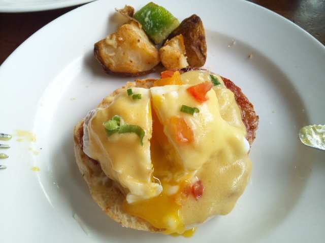 朝ごはん 沖縄再び〜JAL907での朝食は「エッグベネディクト」 | ちょっと