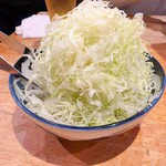 神泉ホルモン 三百屋 - お通しキャベツ