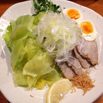 Karamaru - 広島流つけ麺 ¥800 の麺、具材