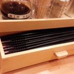 鹿児島ラーメン 豚とろ - お箸はここにあります。