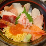 市場めし あまつぼ - 店外看板となんか違くてあれ？お魚はちょっと乾燥気味？他店に比べて少し手頃な価格に感じて入ったんですが理由があったのかな。ちょっと期待外れ