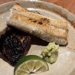 呑小路 やま岸 - 皮が黒焦げのうなぎ白焼き