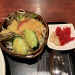 中村屋 - サラダ　ドレッシングはインドカレー店のアレですw