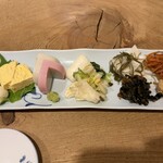手打ちそば 根津 鷹匠 - 酒肴盛り合わせ(玉子焼・板わさ・漬物など)