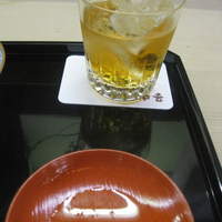 味舌 - 梅酒ロックと朱杯