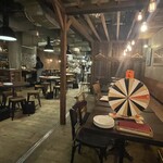 Azzurro520 - 店内の雰囲気。ルーレットに興味示したらスタッフさん持って来てくれ、より良き雰囲気に