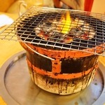 楽洛亭 - お肉は七厘で焼く