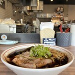 くじら食堂 - ブラック（大盛／縮れ麺）