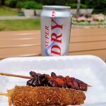 肉の伊藤重 - どて煮と串かつ(ソース)各120円と缶ビール400円