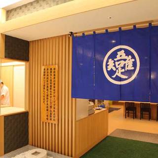 You can watch the craftsmen carefully making soba noodles in front of restaurant!