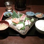 Sousakuryouri Izakaya Nagomiya - 鮮魚刺身定食900円、ごはん味噌汁おかわり無料