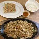 想夫恋 - 料理写真:想夫恋セット1,400円 やきそば、小ライス、ひと口餃子8個