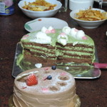 佐藤洋菓子店 - 手前が１５cmのチョコレートケーキ