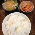 焼肉せんりゅう - ロース定食のご飯、味噌汁、キムチ
