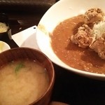 Beer dining マヤジカ - カラアゲキーマカレー750円