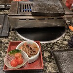 焼肉 大金 - お通し　溶岩プレート