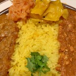 ウミネコカレー - 大盛ライスとパクチー、副菜2種（キャベツ、玉ねぎ）