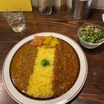 ウミネコカレー - チキンカレーとキーマカレーの2種盛り 1,500円、ライス大盛 +300円（いずれも税込）　サラダが付きます