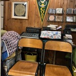 ウミネコカレー - 店内奥に置かれた音響機器など