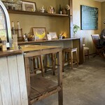 バナナカフェ - 手作り感が暖かみを感じる店内