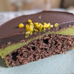 成城石井 - 料理写真:ドバイチョコ風ケーキ断面