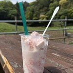 カフェ カーフ ハッチ ヨーヨ - ドリンク写真:季節の生シェイク トマトとはちみつのヨーグルト生シェイク　８６４円　(2026/05)