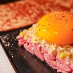 めしや伊よ美 - はなが牛ネギ塩ユッケ