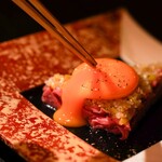 めしや伊よ美 - はなが牛ネギ塩ユッケ