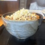 ときわ亭 - 横から　200gのごはんに挽肉がお茶碗にたっぷり