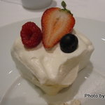 ア・ニュ ルトゥルヴェ・ヴー - ベリーのショート　バニラアイス添え