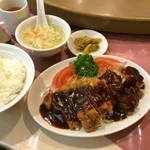 獅門酒楼 - Ａ日替りランチメニュー:鶏もも肉のパン粉揚げランチ