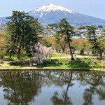 カフェ・ジーバ - 池の向こうに岩木山
