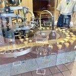 つるや製菓 - 店内で都まんじゅうを機械で作っている様子