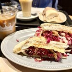 Paul Bassett - Wチーズとグリルチキンのパニーニ、アイスカフェラテ