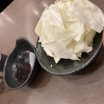 とりどーる - 料理写真:キャベツ盛り290円。このタレが焼肉のタレみたいで美味しかった。
