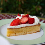 Brasserie la Maison - 14:00以降ケーキセット（1540円） ・いちごタルト ・ハーブティ/ハイビスカス