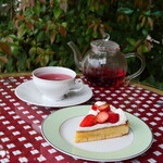 Brasserie la Maison - 14:00以降ケーキセット（1540円） ・いちごタルト ・ハーブティ/ハイビスカス