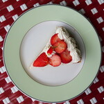 Brasserie la Maison - 14:00以降ケーキセット（1540円） ・いちごタルト ・ハーブティ/ハイビスカス