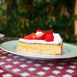 Brasserie la Maison - 14:00以降ケーキセット（1540円） ・いちごタルト ・ハーブティ/ハイビスカス