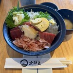しらす丼と海鮮の店 次郎丸 - 料理写真:海鮮丼（税込1800円）